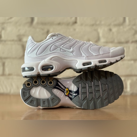 Nike Air Max Plus White Running Shoes Athletic Sneakers Mens Size 9 604133- 139